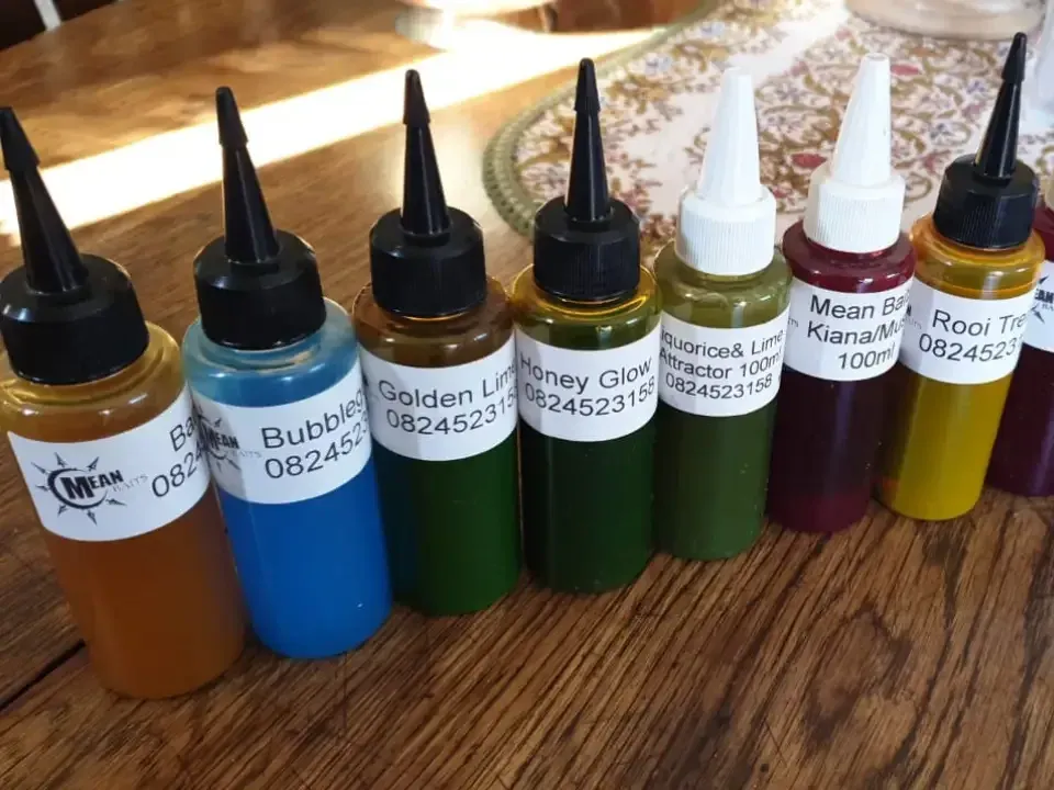 Mean Baits hookbait dips in coloured bottles